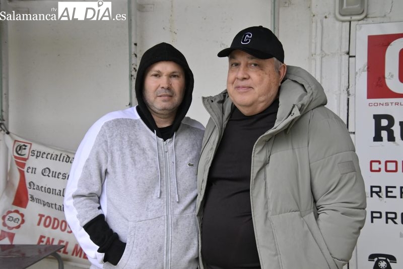 Centenares de aficionados del Salamanca UDS resisten la lluvia en Astorga junto a Manuel Lovato