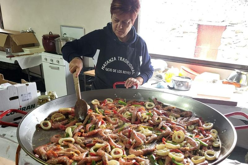 En Gejo de los Reyes degustan una sabrosa paella mixta y embutidos de la matanza