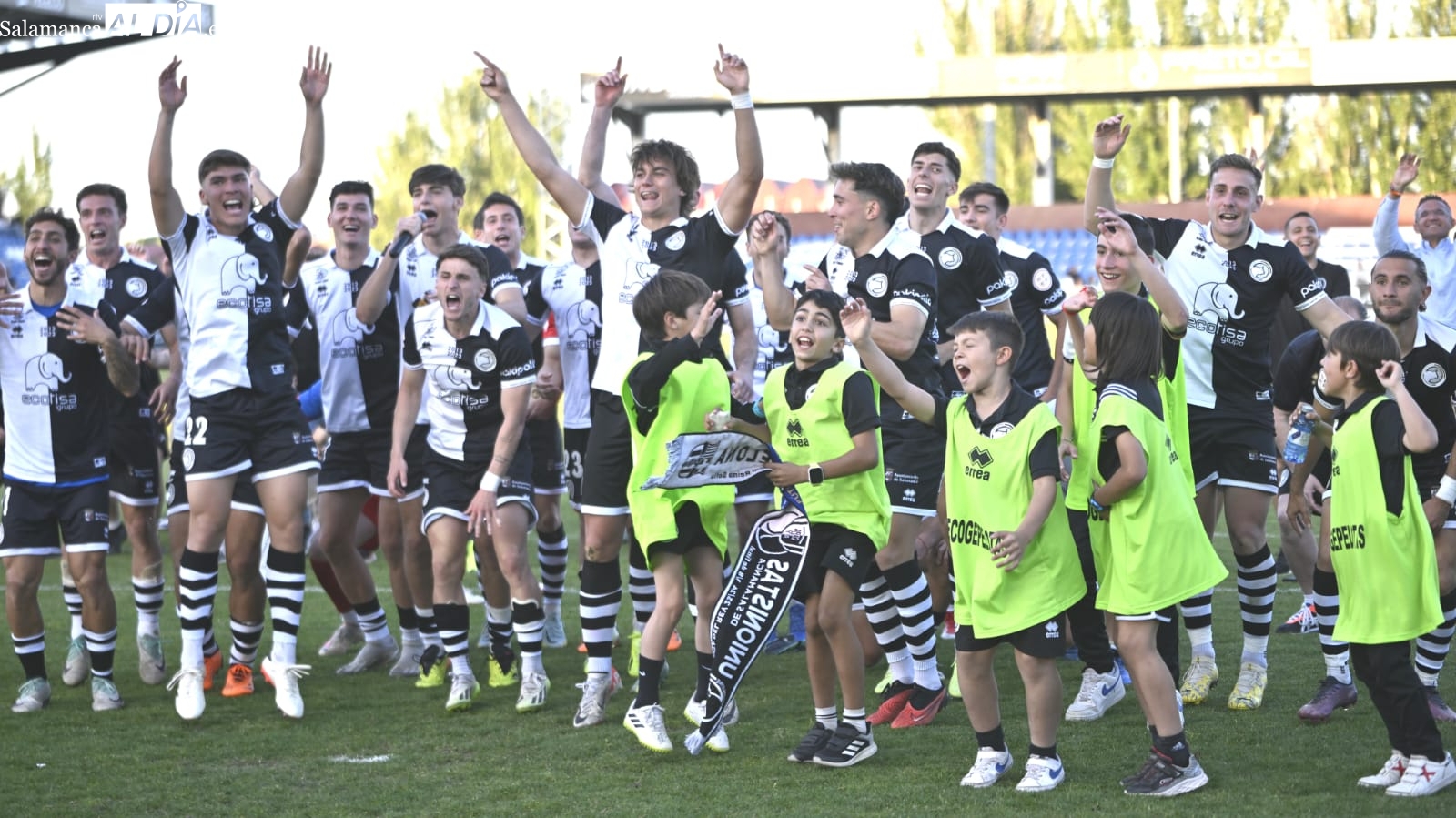 Unionistas cumple en una última jornada llena de despedidas y se clasifica para la Copa del Rey a costa del Arenteiro (4-0)