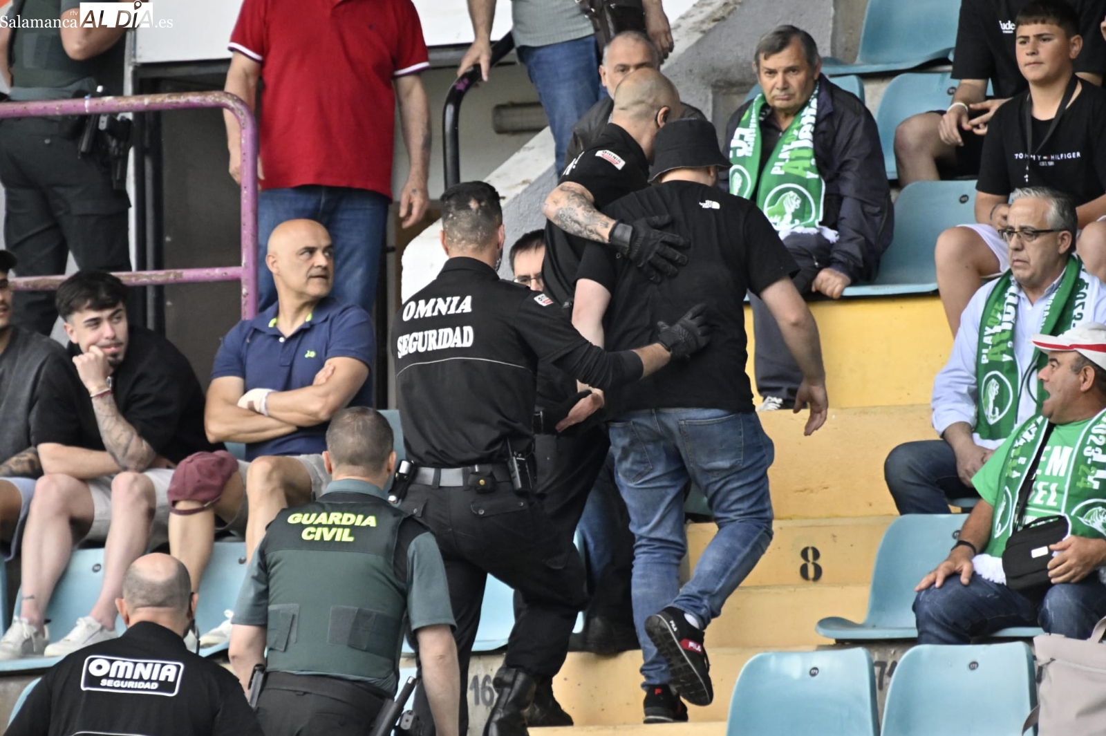La Guardia Civil se lleva del Helmántico a un aficionado del Salamanca UDS en medio del partido por un jaleo en la grada del Astorga
