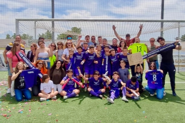 Doble fiesta para un superdomingo en el CD Peñaranda: El Benjamín B, campeón de liga, y el Alevín A asciende a primera