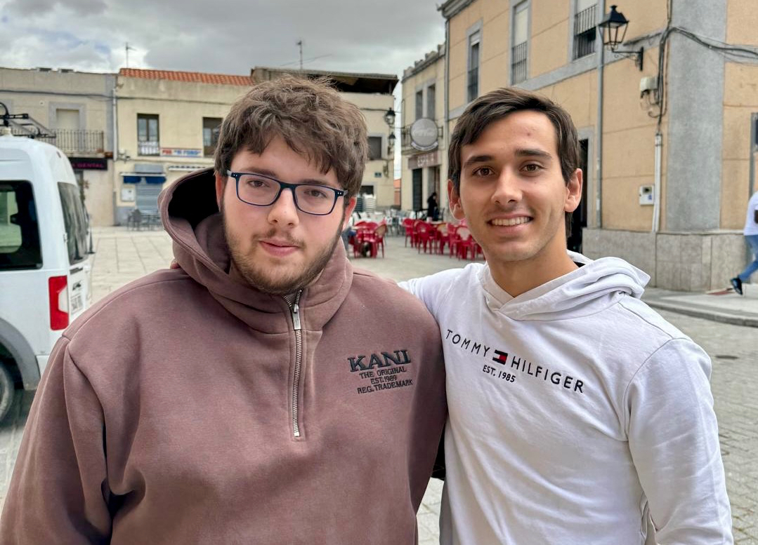 Los cantalpineses Ismael Martín y Andrés López disfrutan en compañía de la gran jornada festiva en honor a San Isidro