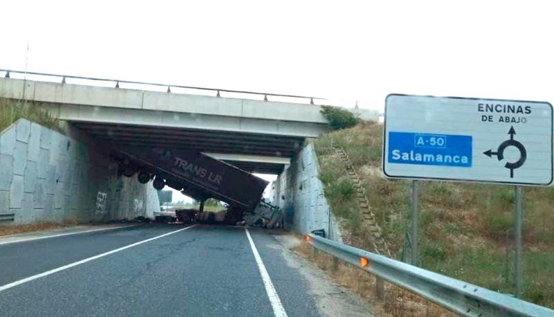 Evacuados al Hospital un motorista y un camionero tras la caída del primero y el vuelco del segundo