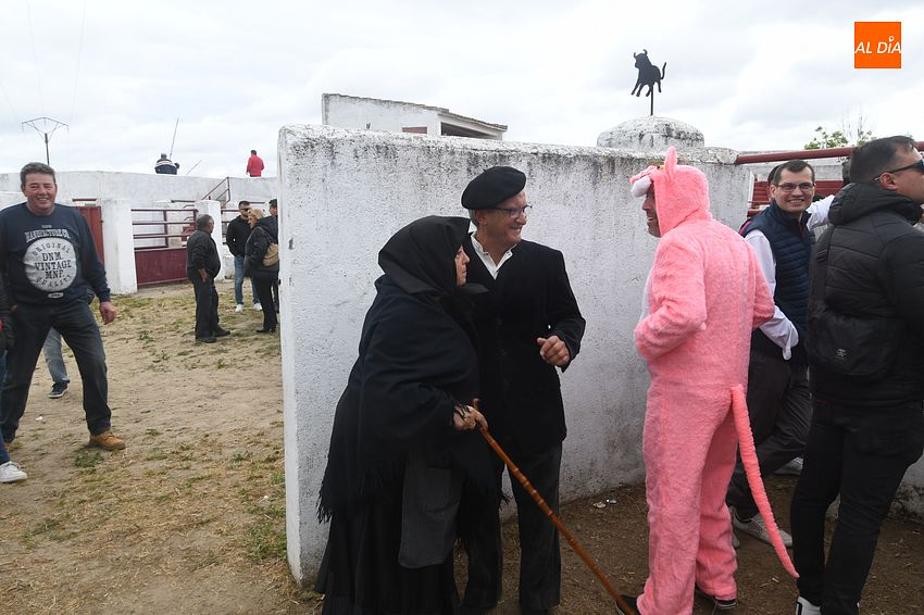 Disfraces, capea y una gran parrillada despide la Santa Cruz en Saelices El Chico