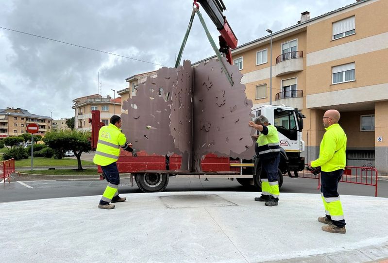 Un Carbajo, en la rotonda de acceso al caso urbano de Carbajosa