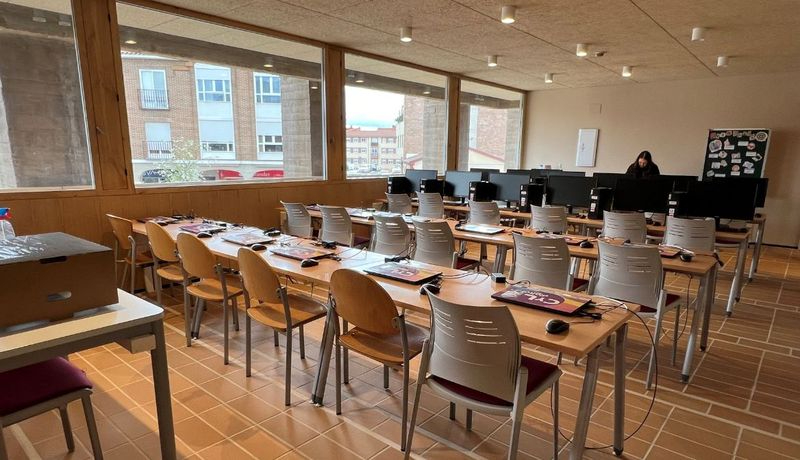 El uso de las nuevas tecnologías para organizar viajes y facilitar la búsqueda de empleo, en el Aula de Informática de Carbajosa