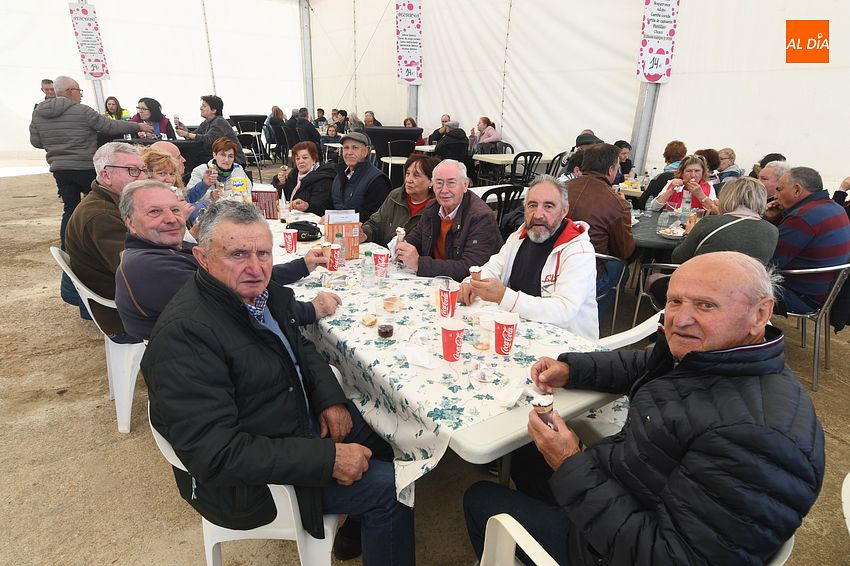 Cabrillas se reúne en torno a la mesa para continuar con la celebración de San Isidro Labrador