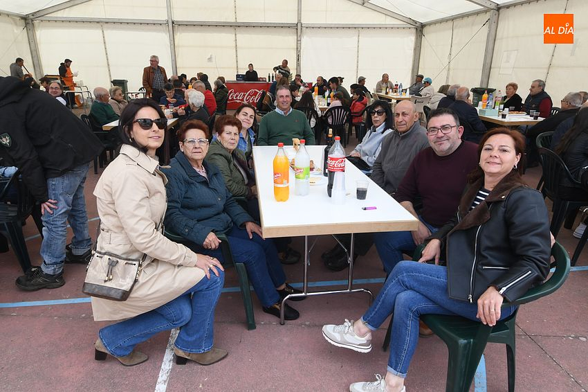Una paella popular reúne a los vecinos de Carpio de Azaba que continúan con la festividad de San Isidro