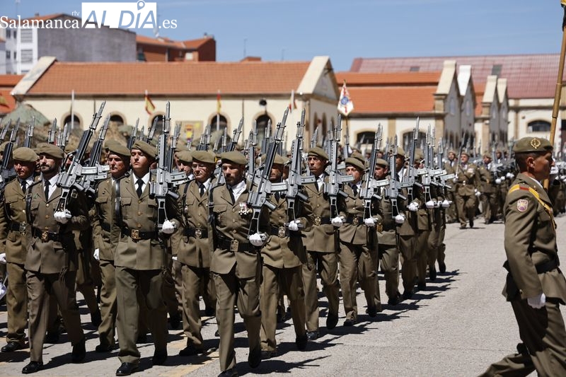 Vistoso desfile en Salamanca por la fiesta de San Fernando, patrón del Arma de Ingenieros