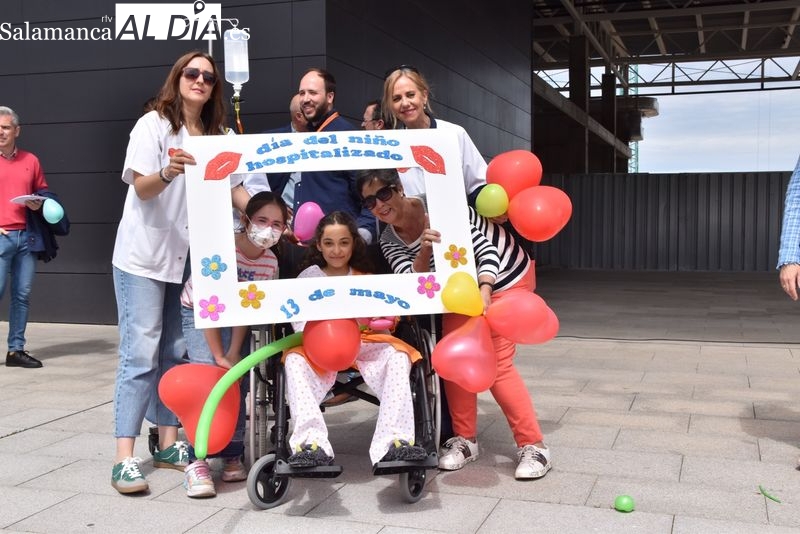 Besos, canciones y sonrisas a la puerta del Hospital de Salamanca