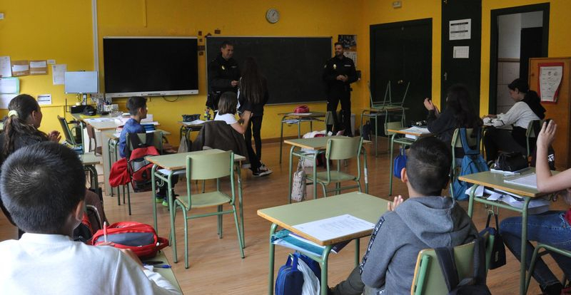 Escolares de Béjar reciben de la Policía Nacional el carné de Ciberexpert@s