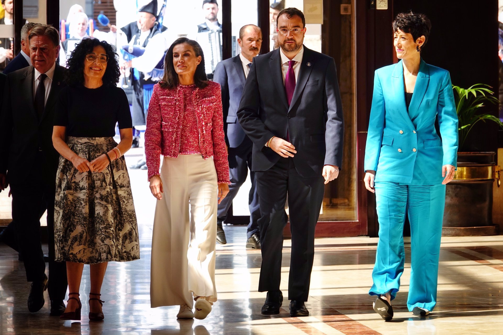 La reina Letizia sorprende con un pantalón súper amplio y chaqueta de tweed low cost