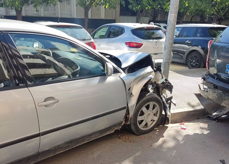 Un niño de 11 años le coge el coche a su padre en Huesca y se estrella contra otros dos vehículos