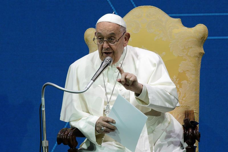 El Papa pide a obispos italianos que no entren homosexuales en los seminarios