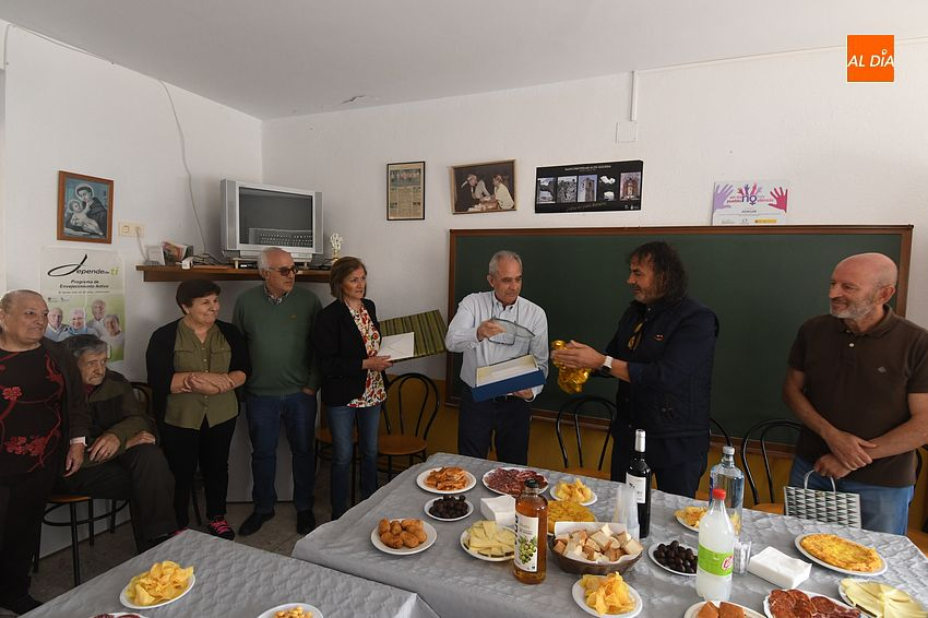 Agallas homenajea a su médico tras 16 años de atención en la localidad