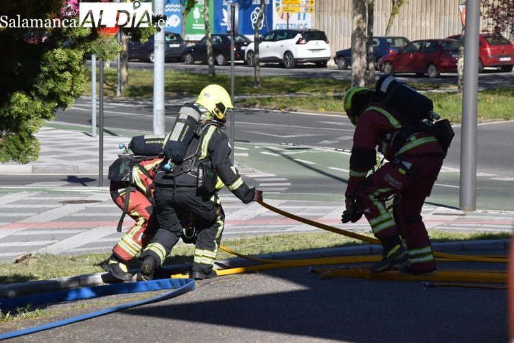 Así apagan los bomberos un incendio en un garaje 