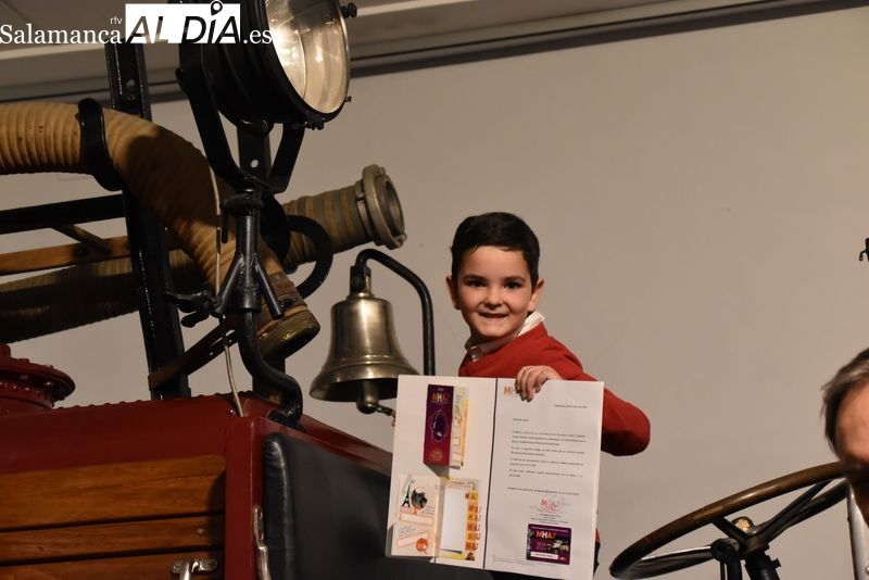 El niño salmantino, apasionado de los coches, que visita el Museo de Automoción desde los tres años