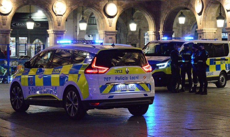 Un conductor borracho, drogado y sin carné huye de la Policía y choca contra cinco coches 