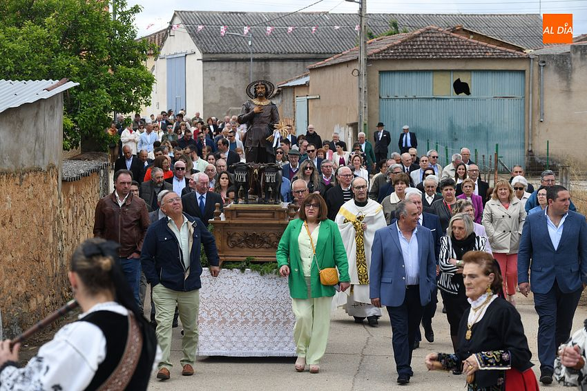 San Isidro escucha las plegarias de los cabrillanos al momento de bendecir los campos