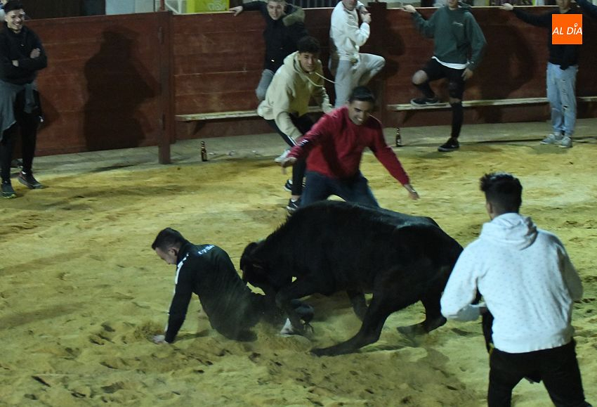 Música y vaquillas dan ambiente a las calles de Cabrillas en la noche del viernes