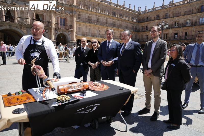 La Plaza Mayor, escenario de trabajo para más de setenta cortadores de jamón
