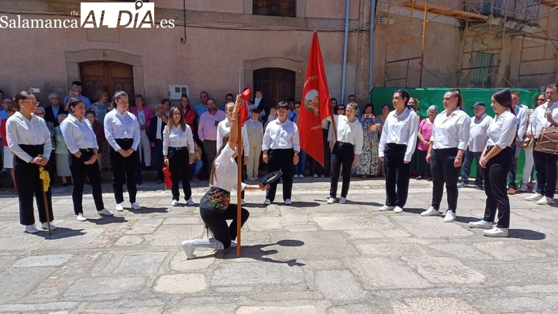 Once chicas protagonizan el baile de la bandera el Domingo de Corpus en Hinojosa de Duero