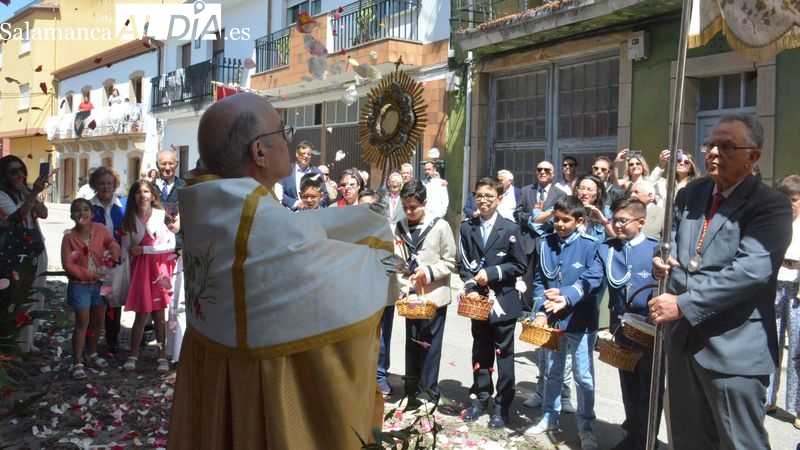 Tres altares reciben la Custodia en la procesión de Corpus Christi de Lumbrales