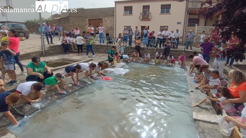 Niñas y niños de Lumbrales disfrutan participando en el Dia de las Lavanderas