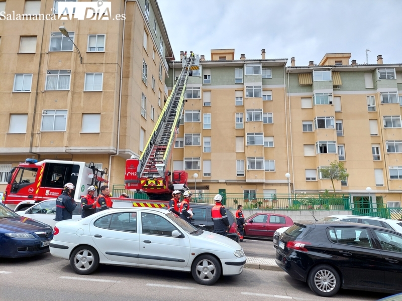 Los Bomberos del Ayuntamiento se preparan en la calle Lazarillo de Tormes para posibles emergencias