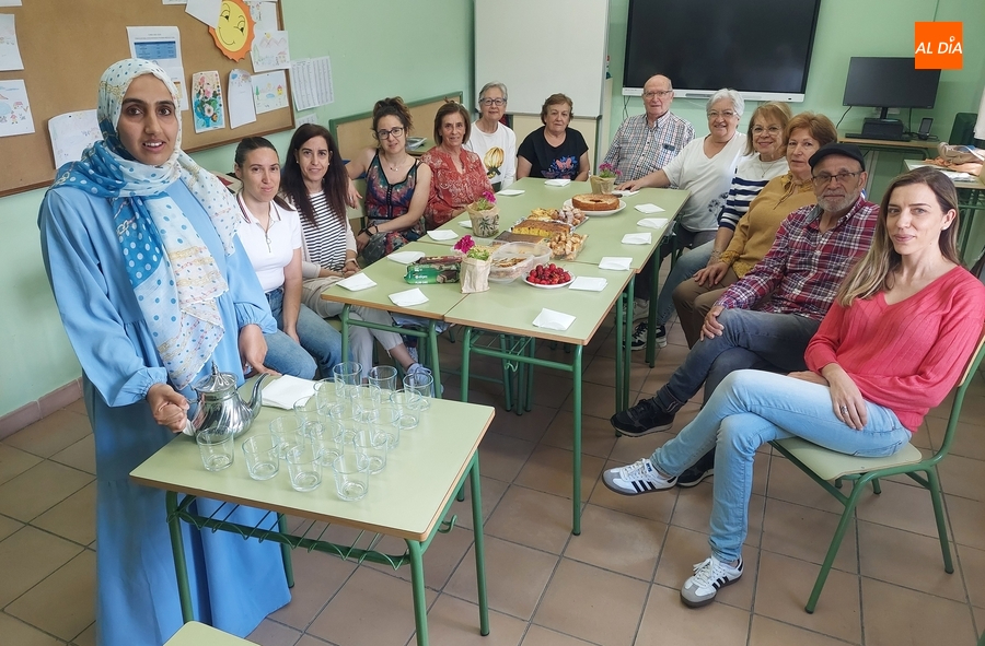 La Escuela de Adultos prueba el té moruno dentro de la recta final del curso