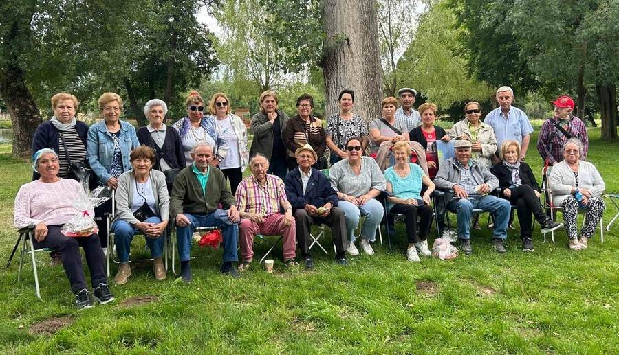 Los mayores de Cáritas disfrutan de una convivencia en el entorno del río