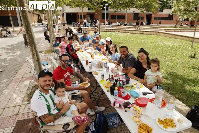 Los vecinos de los barrios El Teso y El Zurguén se reúnen en torno a una paella
