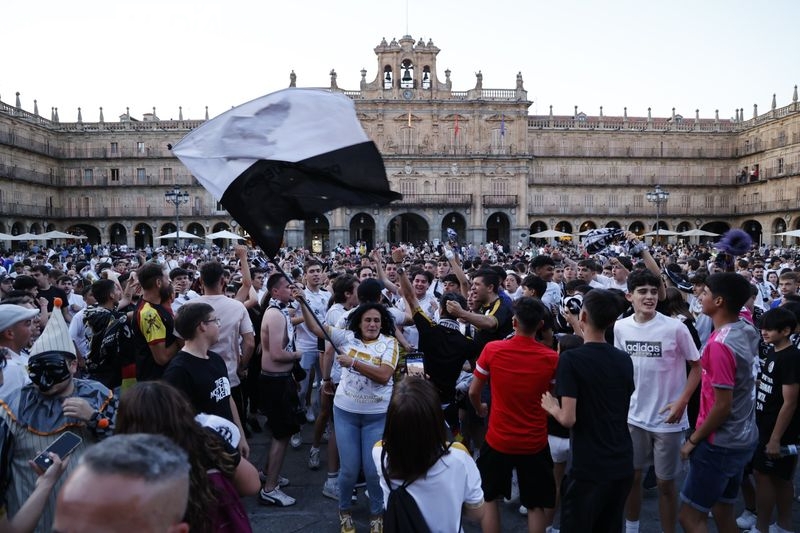 ¡Locura en la Plaza Mayor con el ascenso del Salamanca UDS!: miles de aficionados festejan el salto a Segunda Federación
