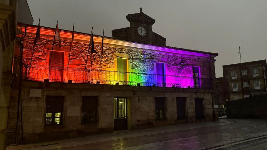 El Ayuntamiento de Vitigudino luce en su fachada los colores de la bandera del Orgullo