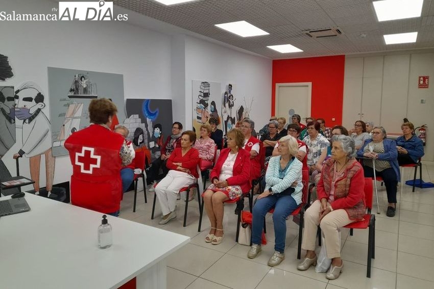 Las personas mayores de Cruz Roja en Vitigudino ponen el broche al curso con una charla sobre hidratación y entrega de diplomas