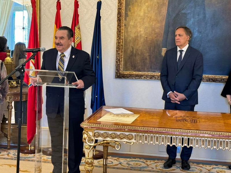 Título de Huésped Distinguido para el presidente de la Asociación Hispana de Universidades