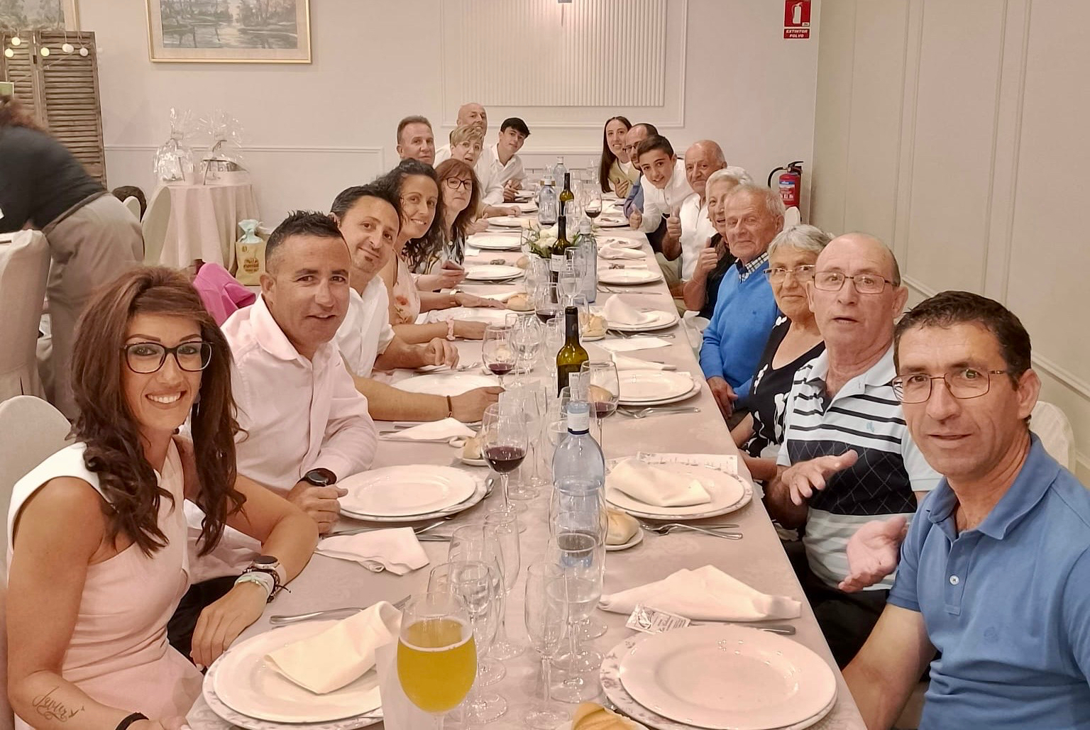 Emocionante y animada reunión familiar de Villoruela para vivir la Primera Comunión de Carlos del Pozo