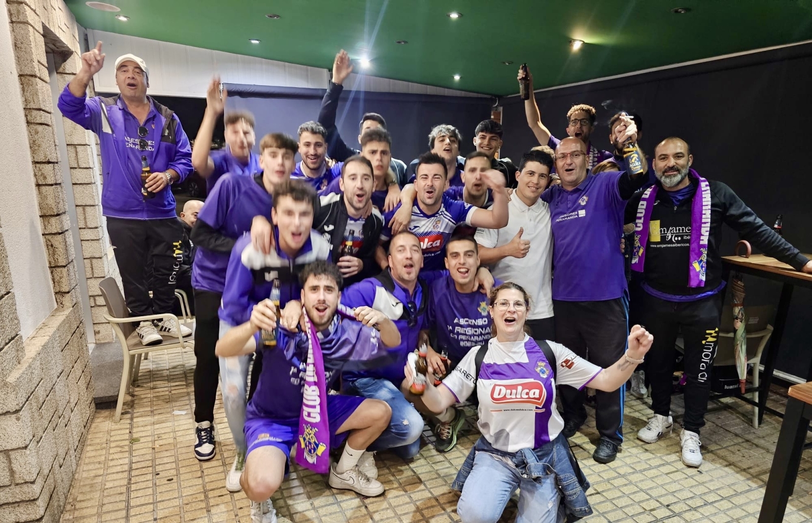 Explosión de alegría y brindis para recibir en casa al CD Peñaranda y celebrar el ascenso