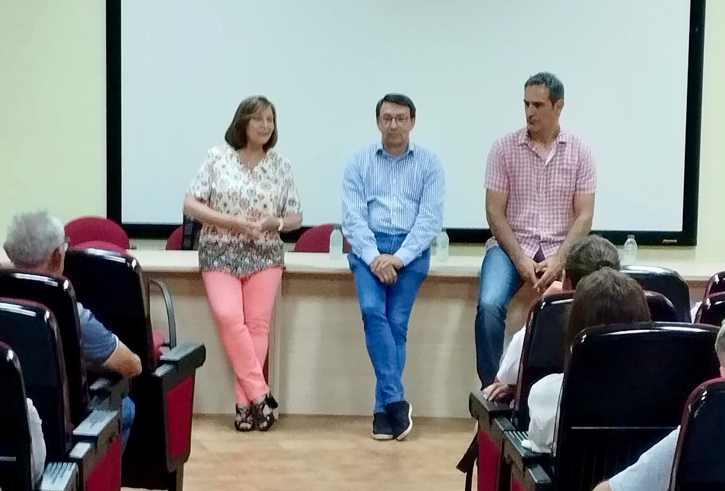 Fernando Pablos y Carmen Ávila defienden en Villoruela el modelo educativo del PSOE frente a los recortes de la PP y VOX en la Junta