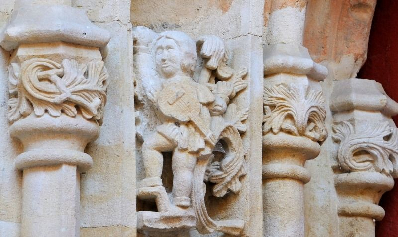 La historia del tuno escondido en la fachada de esta iglesia de Salamanca