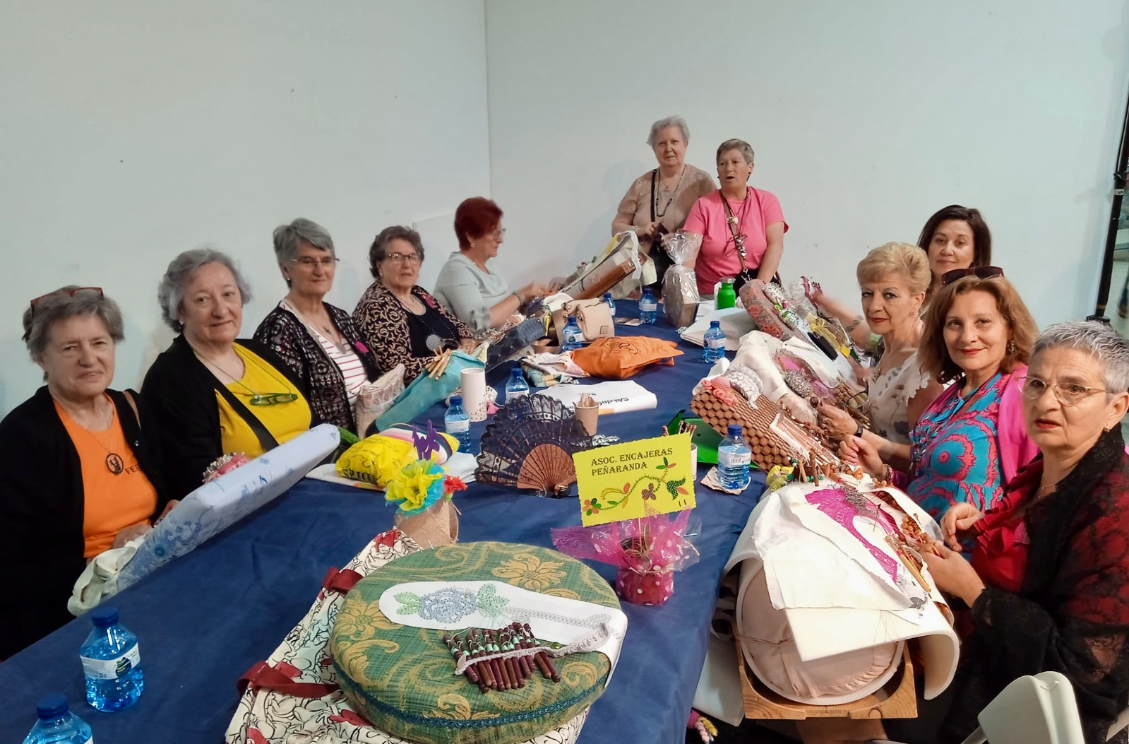 Las encajeras peñarandinas muestran sus habilidades y creaciones en el Encuentro de Bolillos Ciudad de Salamanca