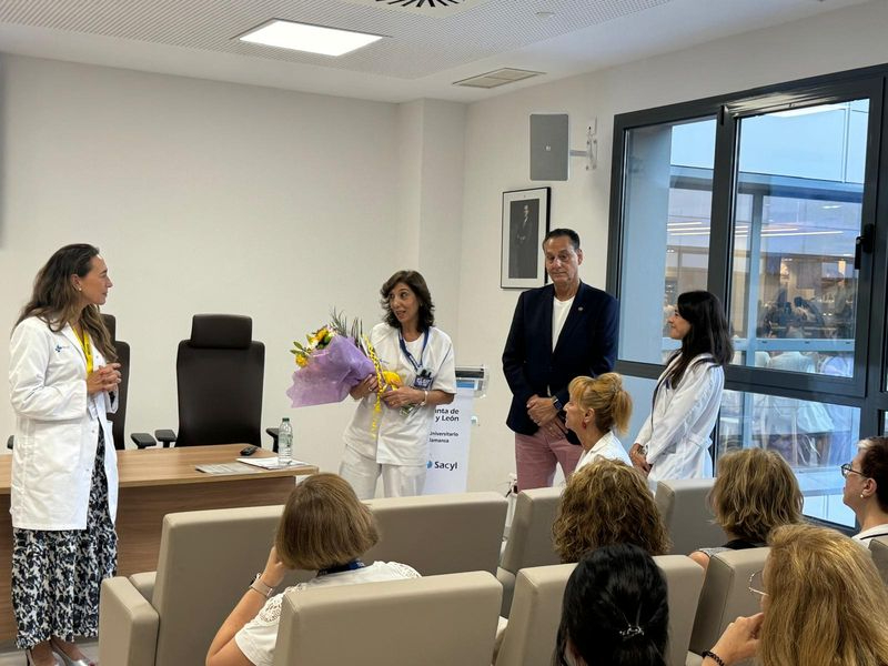 El Hospital reconoce a un grupo de técnicos de laboratorio premiados por su buena comunicación