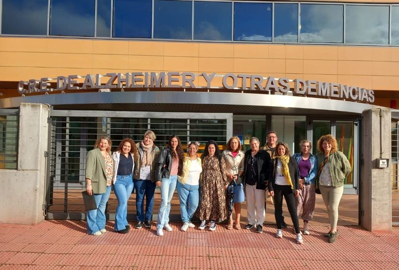 Futuros profesionales de Atención Sociosanitaria visitan el Centro del Alzhéimer