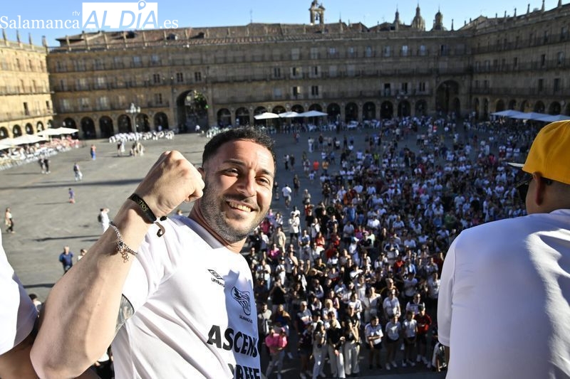 Recibimiento al Salamanca UDS en el Ayuntamiento con los aficionados celebrando en la Plaza Mayor