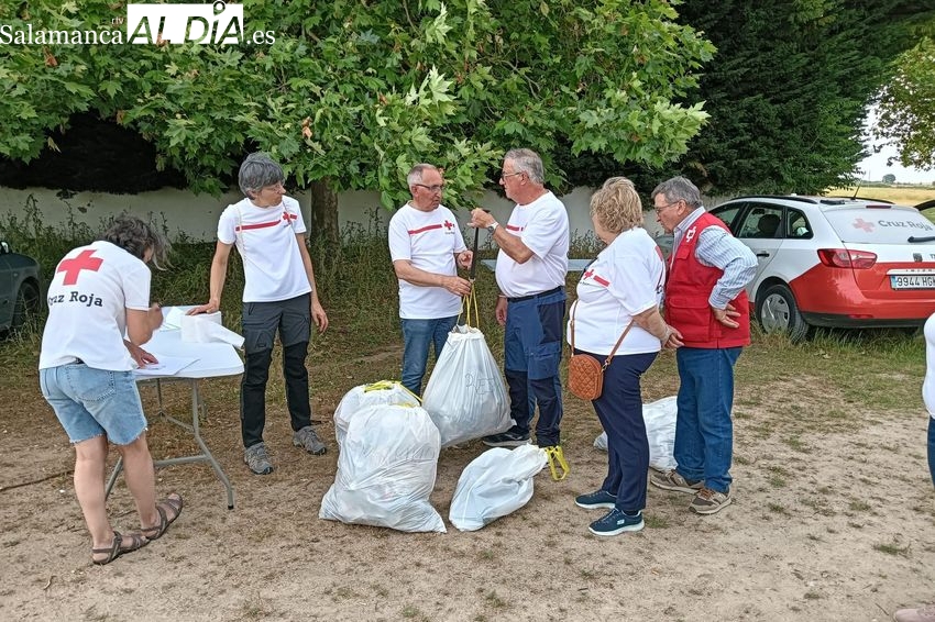 Los voluntarios de Cruz Roja de Vitigudino retiran más de 25 kg de basura en el entorno de la plaza de toros 