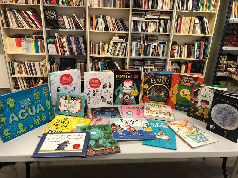 Sorteo de productos relacionados con la lectura para los usuarios de la biblioteca de Aldeatejada