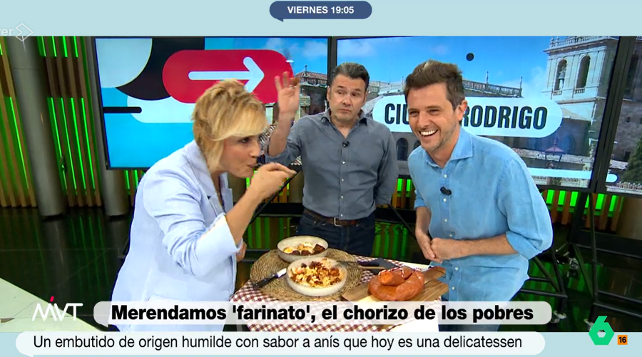 Los presentadores de ‘Más Vale Tarde’ prueban en directo los huevos fritos con farinato
