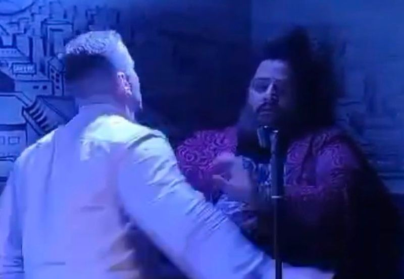 Un vallisoletano agrede al cómico Caravaca en su show por comentarios en X sobre su bebé 