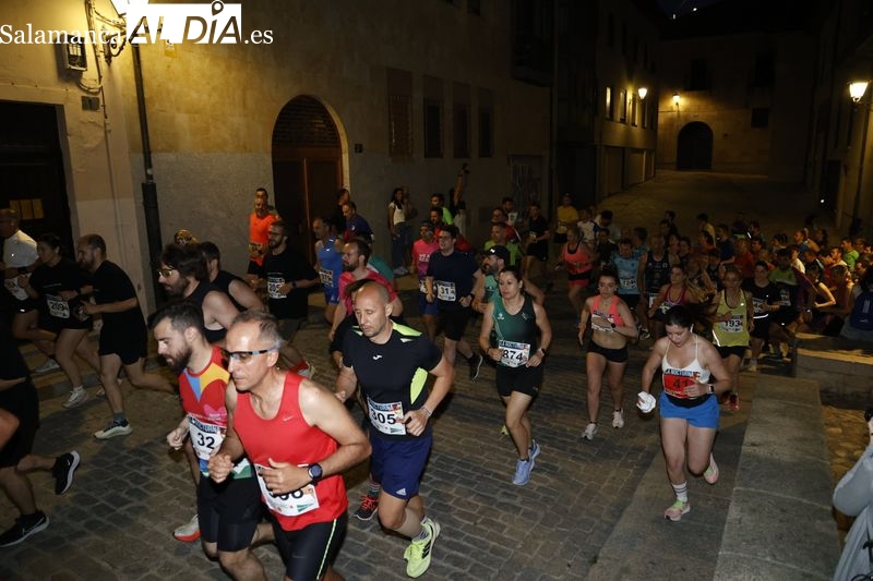 Más de un millar de corredores participan en la carrera nocturna de Salamanca a Tope