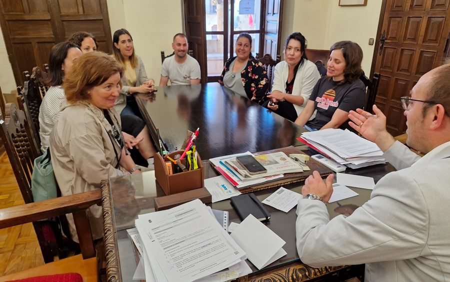 La Dirección Provincial se compromete a que haya dos grupos de 1º de Infantil en el Colegio Miróbriga